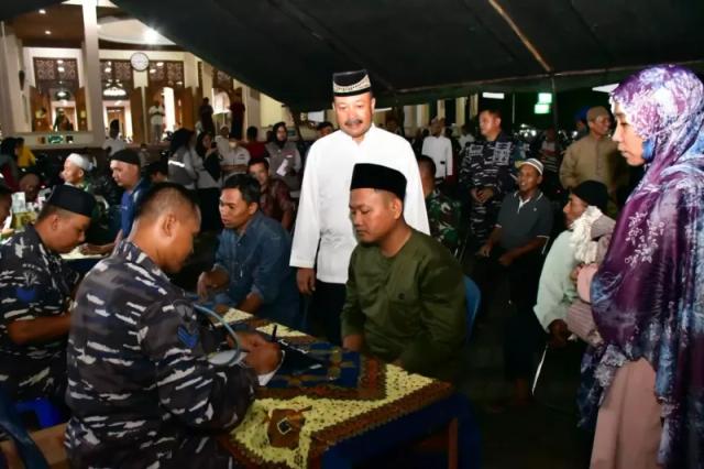 Pengobatan Gratis yang dilaksanakan oleh Pangkalan TNI AL (Lanal) Cilacap di Masjid Agung Darusalam