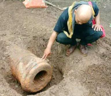 Tim observasi dari Komunitas Tjilatjap History menunjukkan meriam kuno yang ditemukan di Nusakambangan