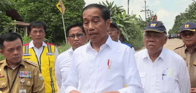 Potret Presiden Jokowi yang sedang menggunakan baju kemeja warna putih.