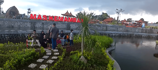 Gambar kerumunan orang di salah satu tempat wisata di Banyumas bernama Mas Kemambang.