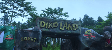 Gambar sebuah pintu masuk tempat wisata Dino Land di Purbalingga.