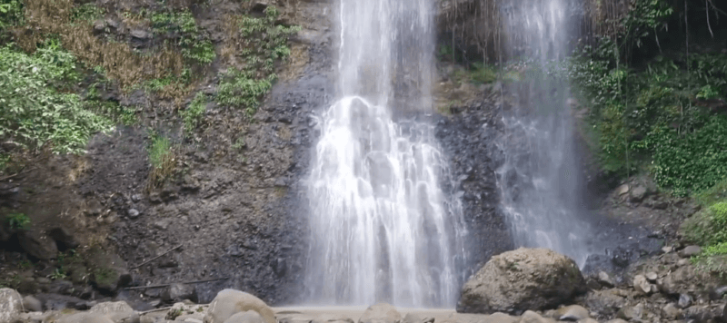 Gambar sebuah pemandangan air terjun di Cilacap