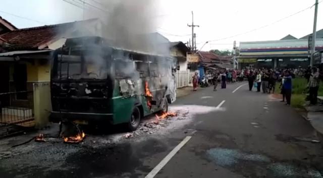 bus angkutan penumpang terbakar