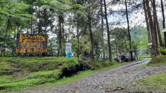 Potret pemandangan alam di salah satu tempat wisata Purwokerto yang serba hijau.