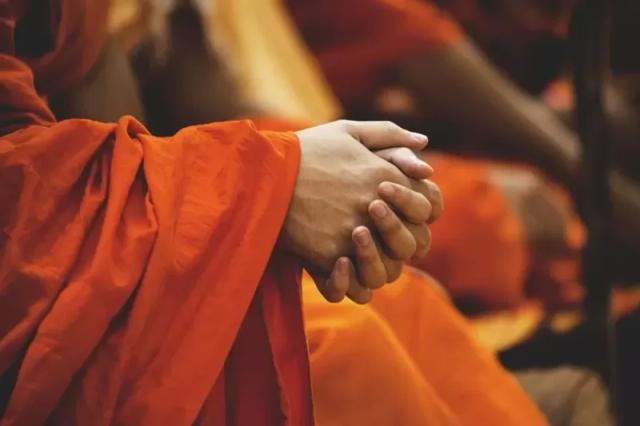 Gambar tangan dari seorang biksu.