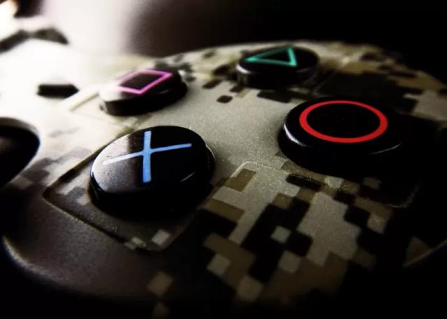 Gambar joystick PlayStation bewarna hitam, ilustrasi Metal Slug Awakening