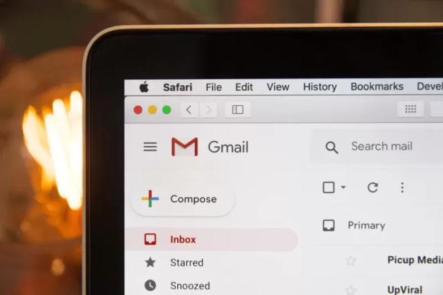 Gambar sebuah laptop berisikan tampilan laman Google Mail atau GMail.