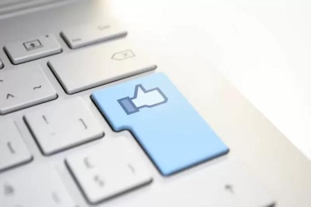 Gambar sebuah keyboard laptop bewarna putih dengan logo Like ala Facebook