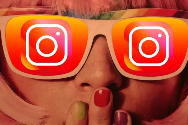 Gambar kacamata berisi logo Instagram yang dikenakan oleh seorang wanita.