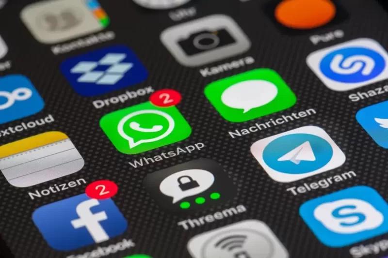 Gambar beberapa ikon apikasi, termasuk WhatsApp yang berwarna hijau, ilustrasi cara menyembunyikan chat WA bisnis