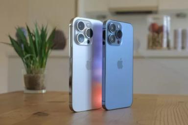 Gambar dua buah smartphone iPhone terbaru berwarna biru dan abu-abu, ilustrasi iPhone 15 Pro.