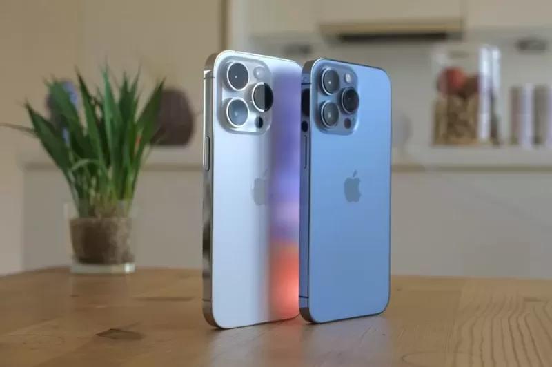 Gambar dua buah smartphone iPhone terbaru berwarna biru dan abu-abu, ilustrasi iPhone 15 Pro.