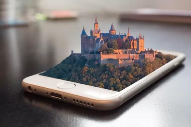 Gambar sebuah smartphone berwarna putih yang berisi hologram 3D dari sebuah bangunan kuno.
