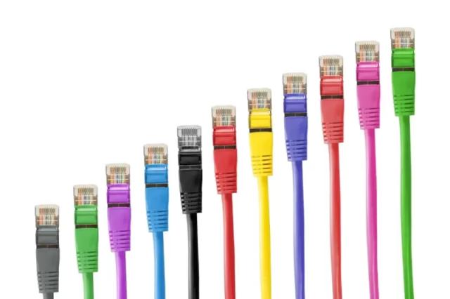 Gambar beberapa kabel jaringan yang berwarna-warni.