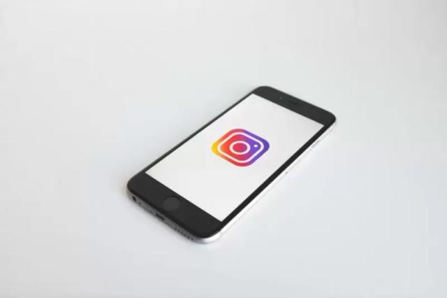 Gambar sebuah smartphone berisikan logo Instagram dengan background putih.