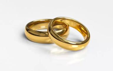 Gambar sepasang cincin kawin berwarna emas, ilustrasi ucapan selamat tunangan untuk teman.