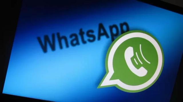 Gambar logo aplikasi WhatsApp berwarna hijau dengan background biru.