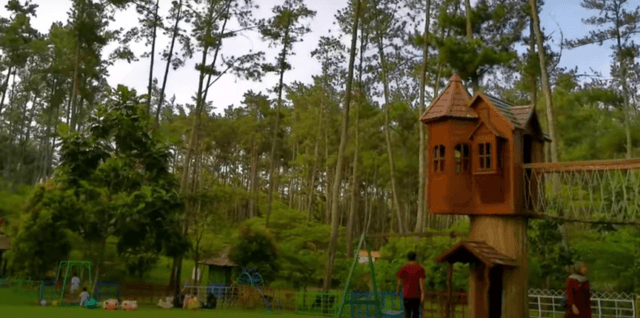 Gambar sebuah rumah ponoh bewarna cokelat yang berada di tempat wisata Cilacap.