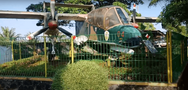Gambar sebuah pesawat berwarna hijau yang ada di salah satu tempat wisata Banjarnegara hits