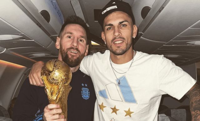 Potret Lionel Messi dan Leandro Paredes di dalam pesawat usai memenangkan piala dunia.