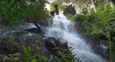 Gambar sebuah air terjun Curug Pitu di Kabupaten Banjarnegara