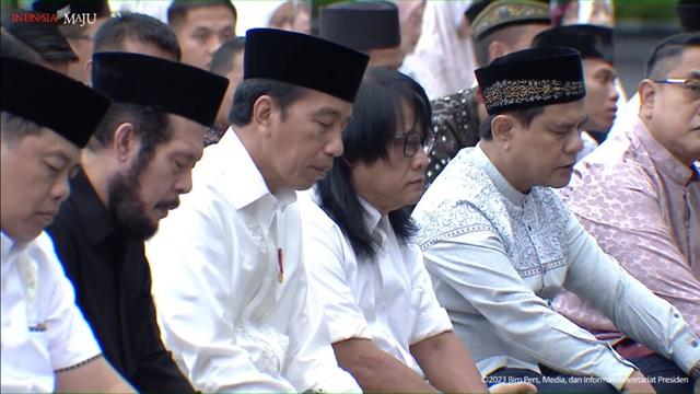 Jokowi Salat
