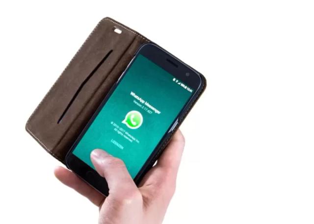 Gambar sebuah smartphone yang berisi tampilan awal aplikasi WhatsApp, ilustrasi cara mengatasi WhatsApp kedaluwarsa