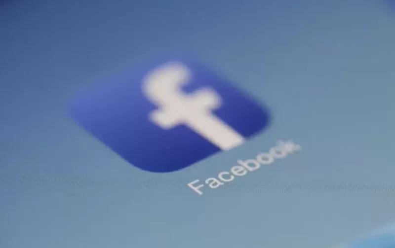 Gambar logo aplikasi media sosial Facebook yang berwarna biru.