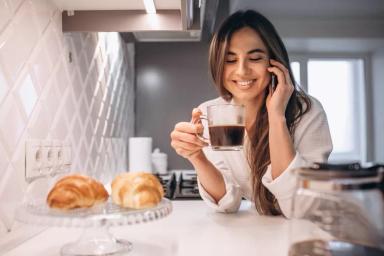 Gambar seorang wanita yang sedang meminum kopi, ilustrasi begadang sampai pagi.