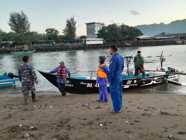 Perahu terbalik di Cilacap