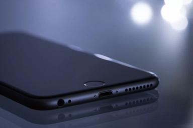 Gambar smartphone iPhone berwarna hitam, ilustrasi saham Apple kabarnya turun setelah iPhone 15 rilis.
