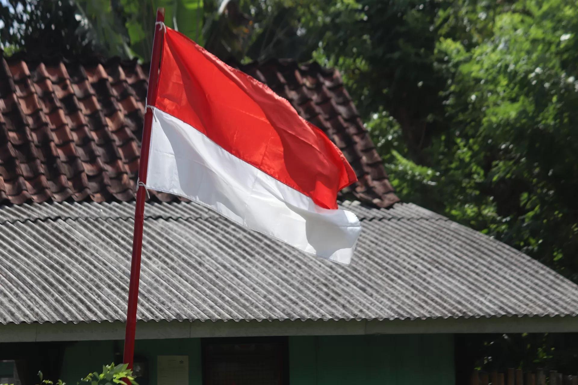 Gambar bendera Indonesia yang berkibar.