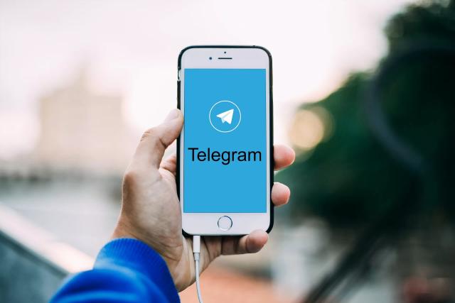 Gambar sebuah smartphone yang berisi tampilan aplikasi Telegram.