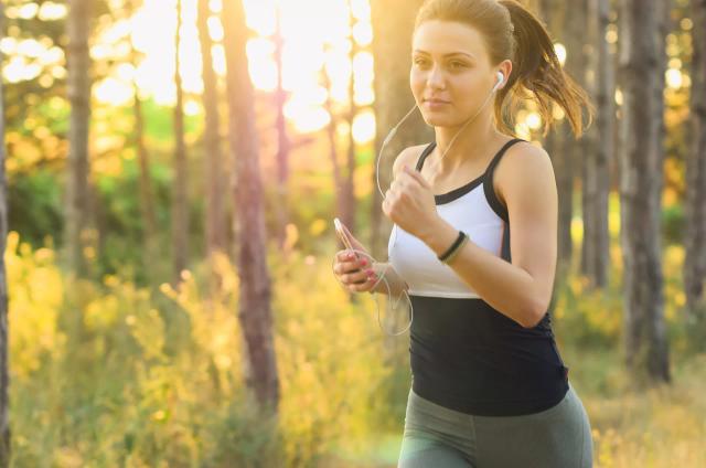 Gambar seorang wanita yang sedang berlari, ilustrasi olahraga yang cepat menurunkan berat badan.