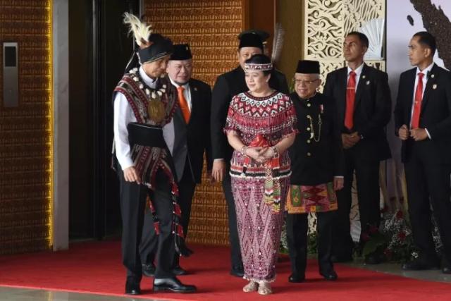Presiden Jokowi Berbaju adat