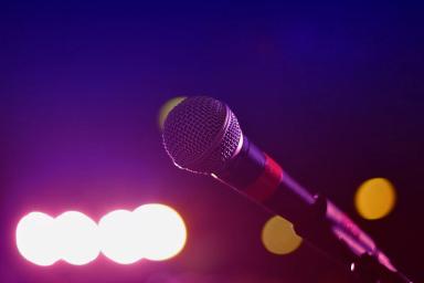 Gambar mikrofon, ilustrasi warga di Purwokerto menggeruduk tempat karaoke karena bising