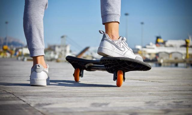 Gambar kaki seorang wanita yang sedang bermain Skateboard