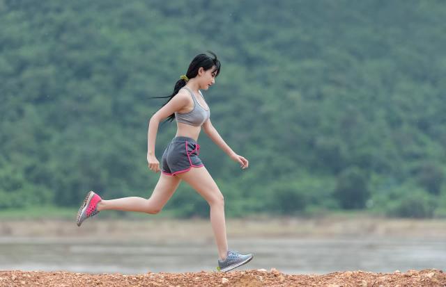 Gambar seorang wanita yang sedang berlari, ilustrasi caption olahraga singkat.