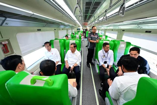 Potret Presiden Jokowi saat mencoba kereta cepat Whoosh Jakarta-Bandung