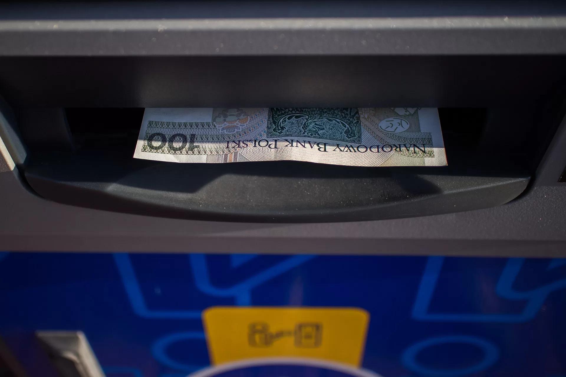 Gambar uang yang keluar dari mesin ATM, ilustrasi cara tarik tunai GoPay