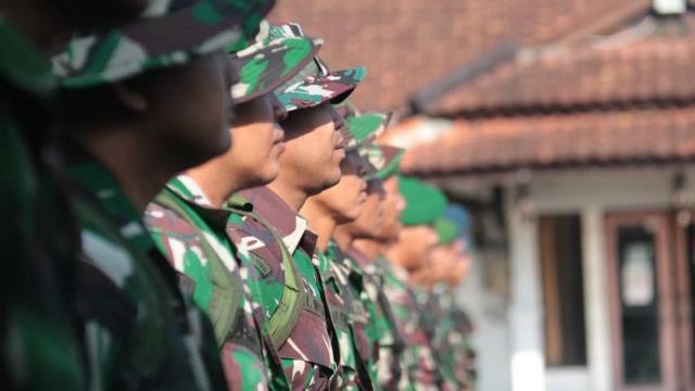 Potret beberapa prajurit TNI yang sedang berbaris, ilustrasi contoh ucapan Dirgahayu TNI ke-78 2023.