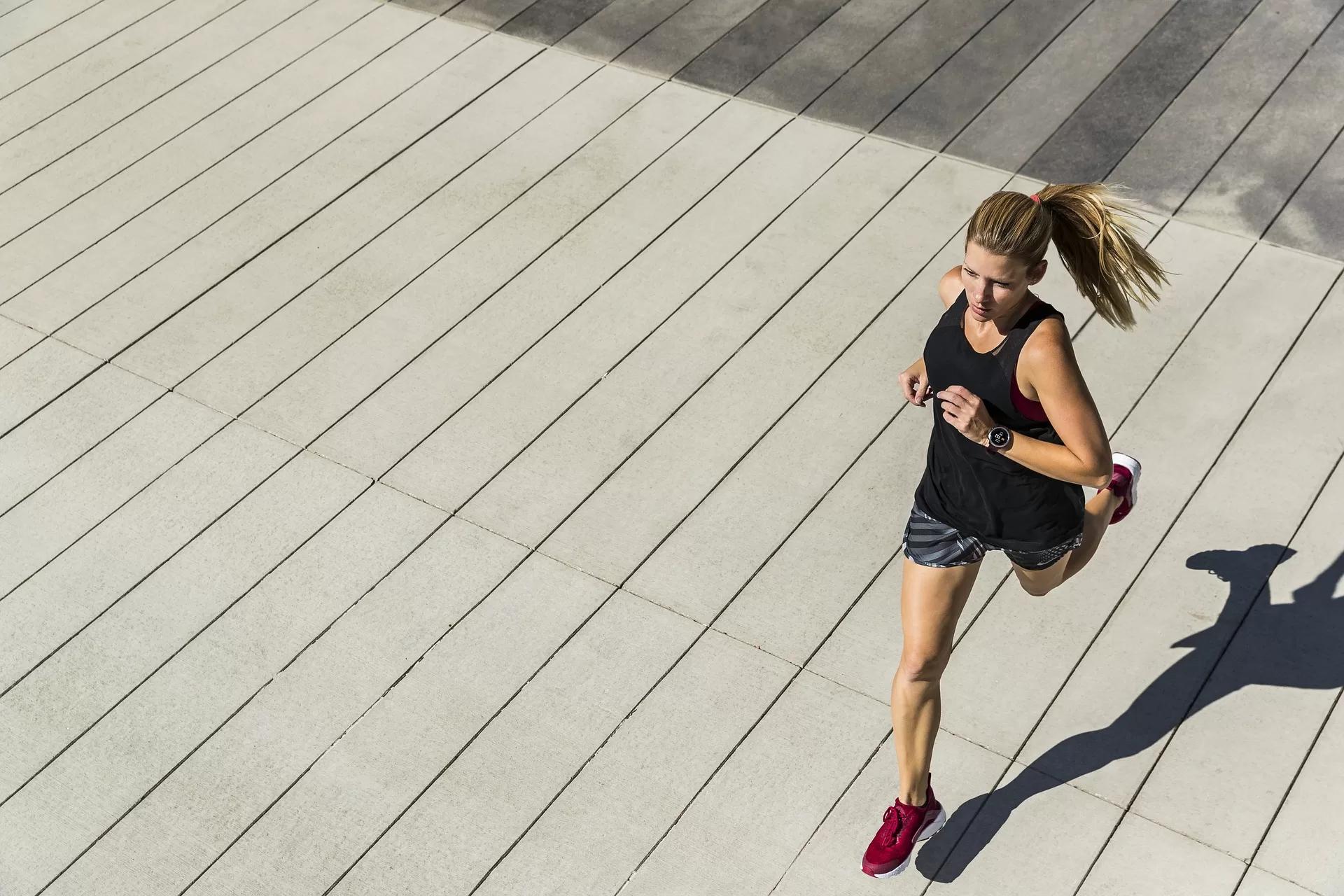 Potret seorang wanita yang sedang berlari, ilustrasi latihan menambah berat badan di rumah.