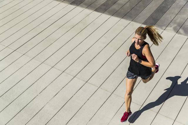 Potret seorang wanita yang sedang berlari, ilustrasi manfaat lari maraton