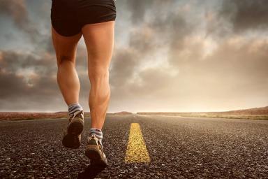Gambar kaki dari seseorang yang sedang berlari, ilustrasi olahraga yang gampang.