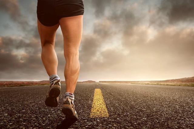 Gambar kaki dari seseorang yang sedang berlari, ilustrasi cara mengatur napas saat lari.