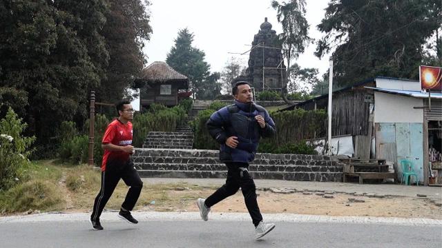 Gambar dua orang pria yang sedang berlari maraton, ilustrasi Dieng Run 2023