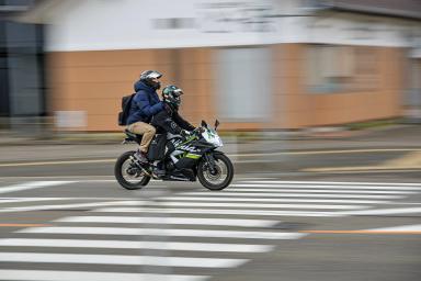 Gambar dua orang yang sedang berboncengan motor.