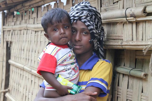 etnis Rohingya melarikan diri dari Myanmar