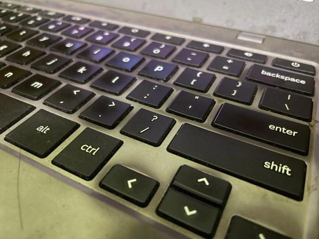 Gambar tombol-tombol keyboard berwarna hitam dari laptop.