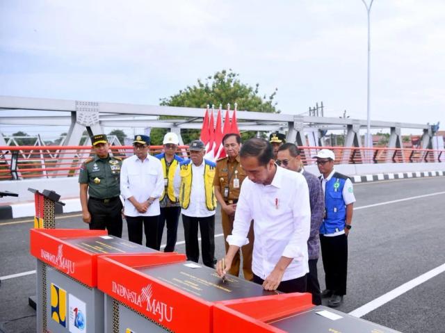 Jokowi resmikan jembatan